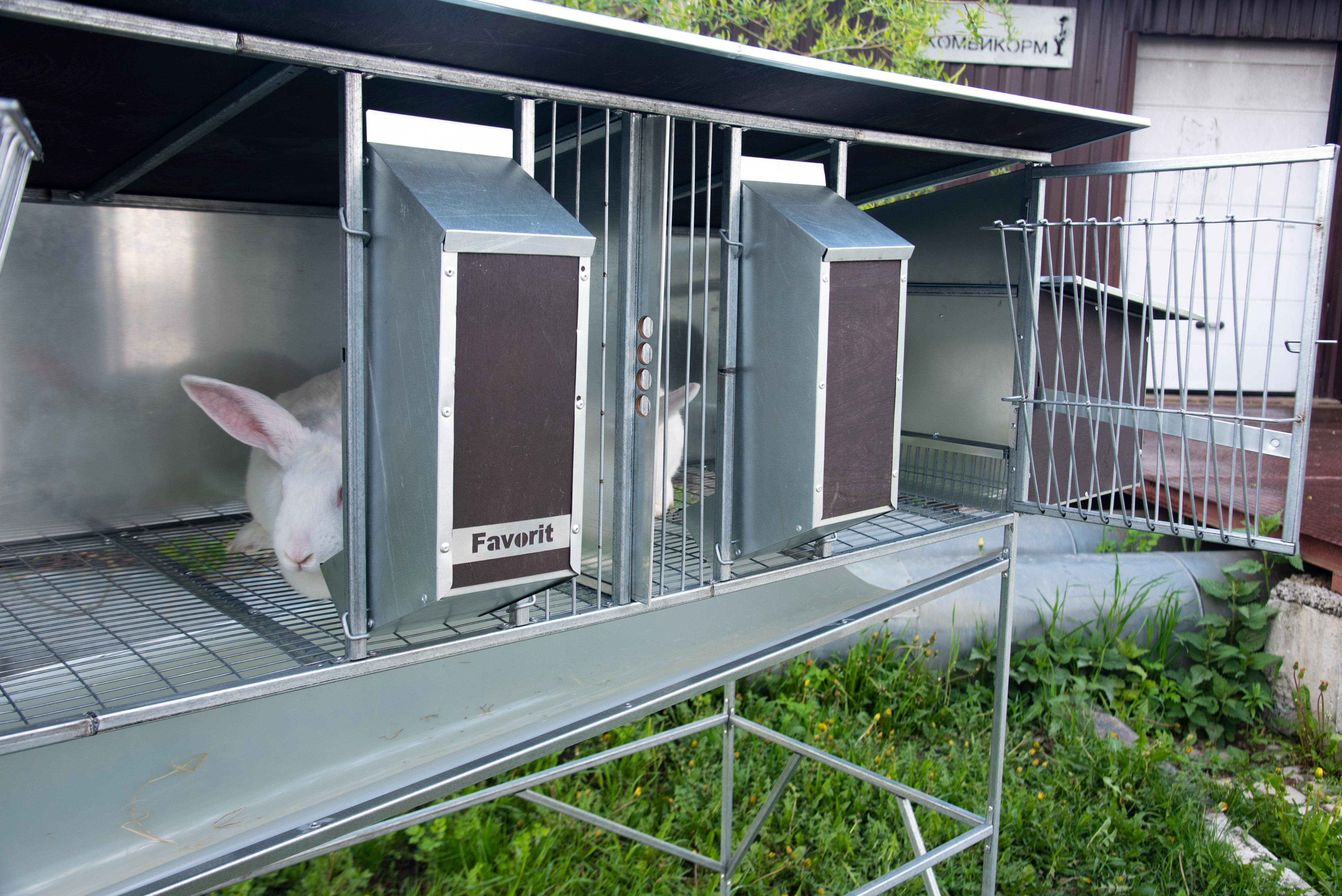 Фото клетки для кроликов, оборудование поилки и кормушки, кролиководческая ферма.